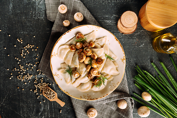 포토 JPG 해외이미지 전통 접시 음식 부분 요리 사람없음 가로 식사 저녁식사 버섯 맛 준비 반죽 폭식 러시아인 삶기 우크라이나 전국 맛있는 해외202309 해외포토 서양인 식기 유럽 컨셉 파일형식