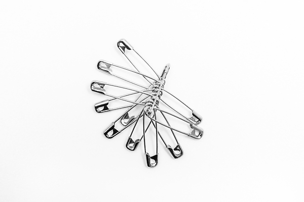 포토 JPG 해외이미지 종이 컬러 백그라운드 비즈니스 학교 문구용품 매달리기 집게 사람없음 빨간색 컬러풀 사무실 노란색 꼬리표 라벨 금속 쪽지 공백 장비 엄지손가락 흰색 공구 바늘 그룹 메시지 압정 수집 방향 편지지 오브젝트 그림 잠금 클립 고정 공지사항 패드 고립 조언 해외202309 해외포토 교육 손가락 모션 재질 프레임 사무용품 도구 편지 보안 파일형식