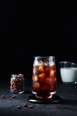 포토 JPG 해외이미지 커피 음료 음식 백그라운드 컨셉 유리 탁자 사람없음 갈색 파티 식당 냉동 얼음 검은색 어둠 카페 에너지 추위 물방울 신선 칵테일 바 액체 붓기 달콤 떨어짐 시원함 큐브 오브젝트 메뉴 상쾌 콜라 소다 카페인 토닉 스플래쉬 맛있는 해외202309 해외포토 자연요소 감정 컬러 가구 모션 재질 주류 이벤트 상점 맛 탄산음료 파일형식