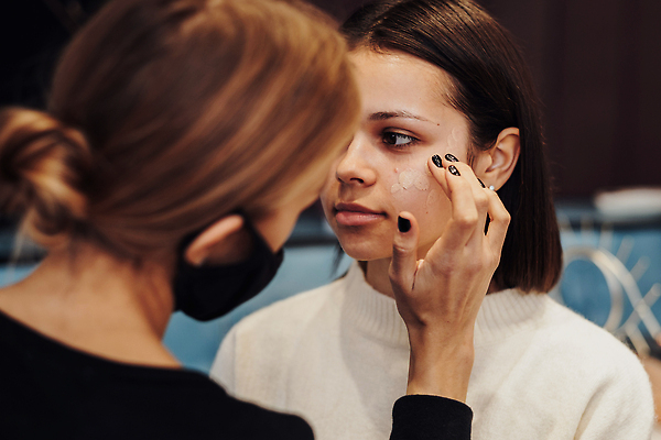 포토 JPG 해외이미지 백인 여자 갈색머리 한명 사람 뷰티 상점 고객 해외202309 해외포토 서양인 1 헤어스타일 파일형식