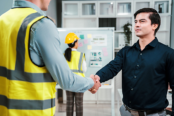 포토 JPG 해외이미지 여자 남자 회의 협력 책장 악수 상반신 성인 옆모습 세명 사무실 손잡기 직장인 엔지니어 안전모 화이트보드 안전조끼 성인만 해외202309 해외포토 직업 뷰포인트 가구 비즈니스 모션 사람 손짓 기술자 헬멧 안전장비 파일형식
