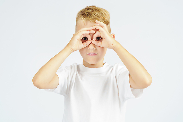 포토 JPG 해외이미지 남자 어린이 장난 한명 소년 상반신 앞모습 10대 쌍안경 스마트 흰배경 소년한명만 해외202309 해외포토 1 뷰포인트 백그라운드 컨셉 청소년 사람 망원경 흰색 남자한명만 소년만 파일형식