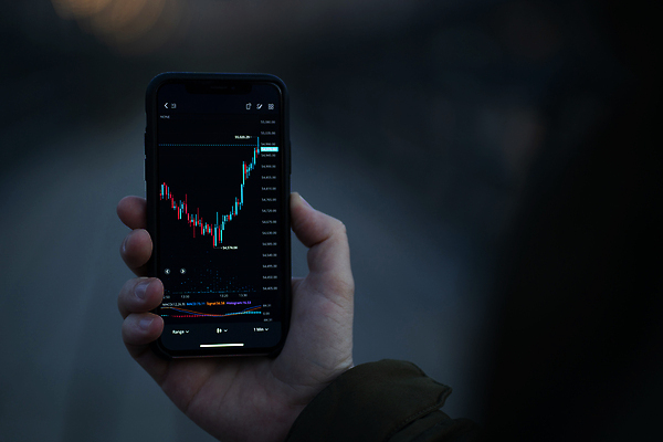 포토 JPG 해외이미지 손 응시 남자 선 돈 인터넷 비즈니스 그래프 사람 사람없음 금융 스마트폰 핸드폰 디지털 스크린 자료 터치 잡기 비즈니스맨 뉴스 시장 볼륨 주식 위험 가격 상인 분석 확인 속도 무역 외화 투자 인덱스 가치 온라인 투자자 생존 가상 해외202309 해외포토 시선 산업 컨셉 모션 신체부위 경제 전자제품 스마트기기 직장인 재산 파일형식