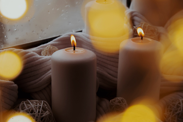 포토 JPG 해외이미지 초 공 창문 사람없음 분위기 보케 베이지색 해외202309 해외포토 컬러 컨셉 파일형식