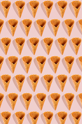 포토 JPG 해외이미지 백그라운드 패턴 사람없음 하이앵글 달콤 아이스크림콘 와플 분홍색배경 해외202309 해외포토 뷰포인트 분홍색 무늬 디저트 맛 콘 파일형식