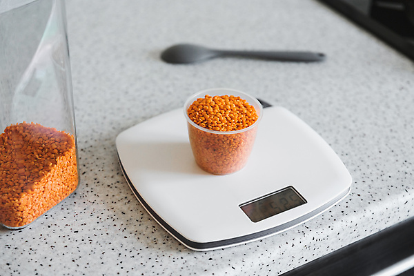 포토 JPG 해외이미지 저울 사람없음 신체부위 컵 숟가락 계산 준비 계량 렌즈콩 해외202309 해외포토 식기 수저 사람 파일형식