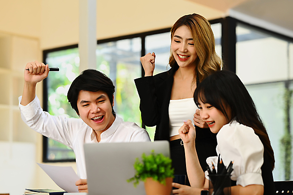 포토 JPG 해외이미지 여자 남자 화초 비즈니스 창문 회의 함께함 앉기 상반신 성인 옆모습 세명 노트북 펜 파이팅 주먹 비즈니스맨 비즈니스우먼 그룹 책상 직원 연필꽂이 성인만 해외202309 해외포토 식물 뷰포인트 가구 컨셉 모션 문구용품 사람 전자제품 필기구 직장인 파일형식