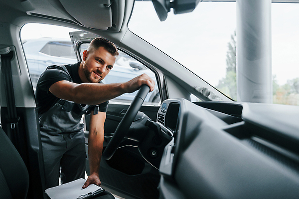 포토 JPG 해외이미지 남자 자동차 한명 상반신 성인 앞모습 잡기 작업 기술자 핸들 열정 정비공 차안 자동차정비 정비소 성인남자한명만 해외202309 해외포토 직업 1 감정 육상교통 뷰포인트 모션 사람 수리 남자한명만 성인남자만 파일형식