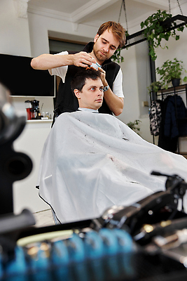 포토 JPG 해외이미지 식물 헤어스타일 응시 남자 시계 앉기 상반신 성인 두명 옆모습 장비 망토 미용사 이발 이발소 성인남자만 해외202309 해외포토 직업 시선 뷰포인트 모션 사람 뷰티샵 남자만 성인만 파일형식