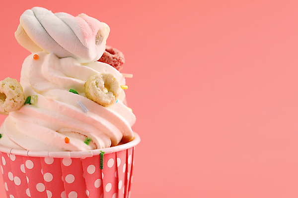 포토 JPG 해외이미지 사람없음 장식 달콤 컵케이크 시리얼 생크림 마시멜로우 스프링클 카피스페이스 분홍색배경 해외202309 해외포토 음식 분홍색 백그라운드 디저트 케이크 공백 맛 크림 파일형식