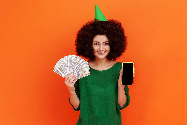 포토 JPG 해외이미지 여자 행복 지폐 돈 인터넷 청소년 휴가 기념 실내 선물 한명 웃음 사람 금융 스마트폰 핸드폰 쇼핑 파티 달러 축하 인사 잡기 생일 어플리케이션 구매 보여주기 온라인 원뿔 월급 고립 보너스 해외202309 해외포토 도형 1 기념일 감정 컨셉 모션 표정 이벤트 내부 경제 전자제품 스마트기기 예절 재산 파일형식