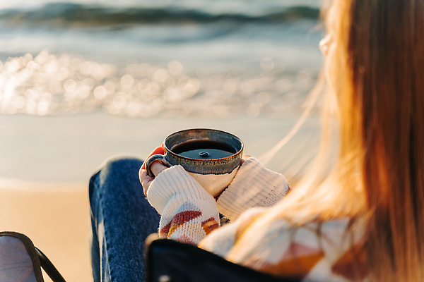 포토 JPG 해외이미지 백인 손 여자 커피 음료 파도 바다 겨울 자연 따뜻함 관리 한명 풍경 야외 뒷모습 컵 물 여름 뷰티 유행 검은색 일몰 머그컵 가을 흰색 전원 뜨거움 차 고독 스웨터 혼자 스타일 안락 해외202309 해외포토 자연요소 서양인 1 식기 계절 감정 뷰포인트 컬러 컨셉 상의 사람 신체부위 노을 전기에너지 생태계 파일형식