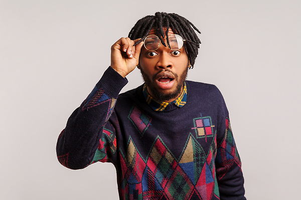 포토 JPG 해외이미지 응시 남자 흑인 회색배경 친절 수염 실내 한명 사람 검은색 놀람 관찰 비밀 엿보기 호기심 흥분 비전 충격 발견 고립 스파이 혼란 해외202309 해외포토 서양인 1 시선 감정 컬러 백그라운드 컨셉 모션 표정 내부 회색 파일형식