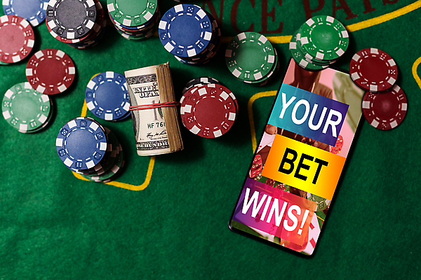 포토 JPG 해외이미지 돈 사람없음 스마트폰 포커칩 도박 어플리케이션 해외202309 해외포토 핸드폰 스마트기기 재산 포커 파일형식