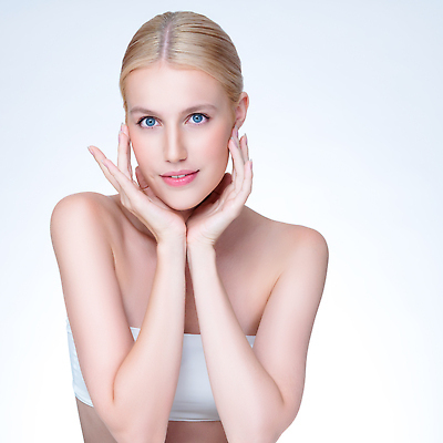 포토 JPG 해외이미지 응시 여자 한명 미소 상반신 성인 앞모습 뷰티 꽃받침 성인여자한명만 해외202309 해외포토 1 시선 뷰포인트 표정 사람 손짓 여자한명만 성인여자만 파일형식