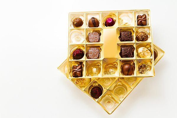 포토 JPG 해외이미지 포장 발렌타인데이 사람없음 상자 하이앵글 초콜릿 금색 해외202309 해외포토 뷰포인트 컬러 데이이벤트 디저트 파일형식