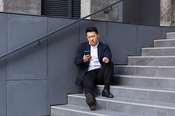 포토 JPG 해외이미지 전신 남자 한명 들기 동양인 정장 성인 야외 스마트폰 계단 비즈니스맨 찡그림 출장 성인남자한명만 내려보기 해외202309 해외포토 1 옷 비즈니스 모션 표정 사람 인종 핸드폰 스마트기기 직장인 남자한명만 성인남자만 파일형식