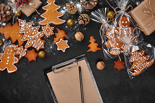 포토 JPG 해외이미지 크리스마스 사람없음 선물상자 하이앵글 연필 호두 서류판 선물봉투 슈가파우더 진저맨 진저쿠키 오너먼트 해외202309 해외포토 기념일 뷰포인트 크리스마스장식 학용품 봉투 선물 상자 필기구 쿠키 사무용품 견과류 파일형식