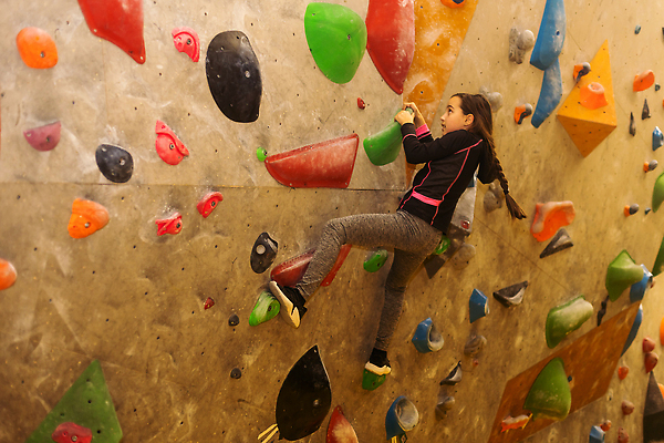 포토 JPG 해외이미지 여자 어린이 스포츠 실내 한명 옆모습 잡기 암벽 암벽등반 클라이밍 소녀한명만 해외202309 해외포토 1 뷰포인트 모션 사람 내부 등산 등반 여자한명만 소녀만 파일형식