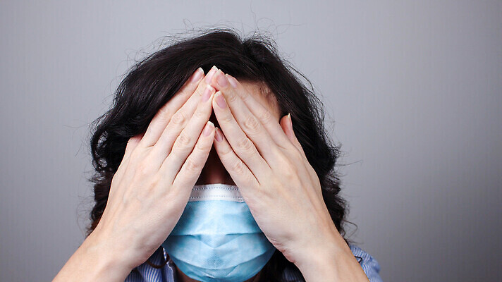 포토 JPG 해외이미지 백인 모델 손 응시 여자 감정 얼굴 어린이 컨셉 스트레스 갈색머리 한명 사람 10대 뷰티 머리 고통 슬픔 덮개 흰색 표현 신선 무서움 시력 두통 비전 숨김 내추럴 시각장애인 우울증 광학 해외202309 해외포토 서양인 1 헤어스타일 시선 컬러 청소년 신체부위 뚜껑 질병 장애인 파일형식