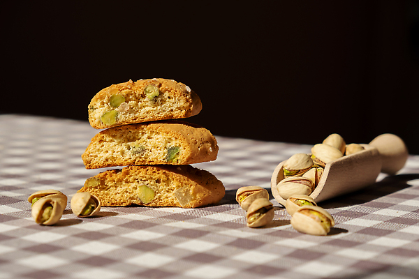 포토 JPG 해외이미지 단면 바닥 사람없음 쌓기 쿠키 체크무늬 주걱 피스타치오 홈메이드 비스코티 비건 해외202309 해외포토 빵 무늬 모션 주방용품 디저트 견과류 만들기 채식주의자 파일형식
