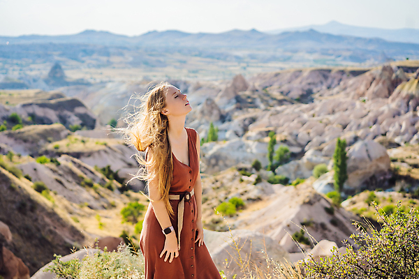포토 JPG 해외이미지 여자 여행 바람 한명 성인 야외 옆모습 눈감음 로맨틱 성인여자한명만 흩날리기 튀르키예 해외202309 해외포토 자연요소 1 아시아 뷰포인트 컨셉 모션 날씨 사람 여자한명만 성인여자만 파일형식