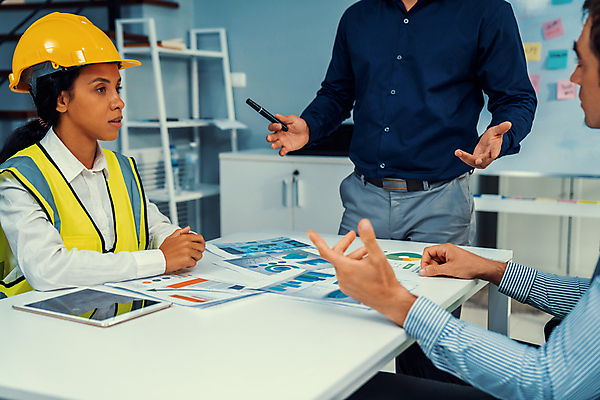 포토 JPG 해외이미지 여자 남자 회의 협력 책장 상반신 성인 옆모습 세명 사무실 직장인 엔지니어 안전모 화이트보드 안전조끼 성인만 해외202309 해외포토 직업 뷰포인트 가구 비즈니스 사람 기술자 헬멧 안전장비 파일형식