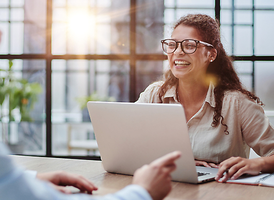 포토 JPG 해외이미지 백그라운드 두명 비즈니스우먼 어플리케이션 소셜미디어 웨비나 해외202309 해외포토 여자 비즈니스 사람 직장인 세미나 파일형식 언택트