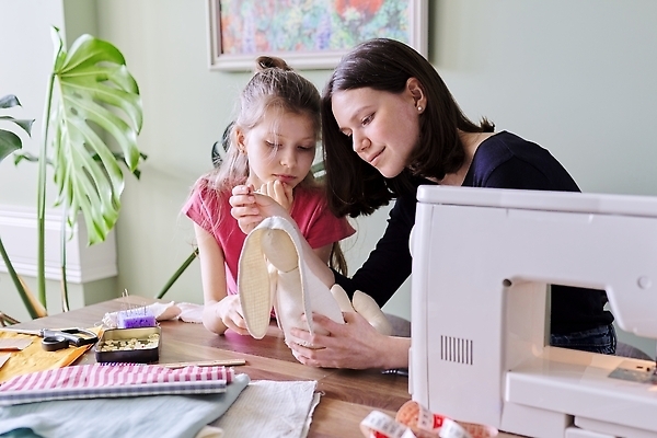포토 JPG 해외이미지 여자 어린이 인형 손짓 상반신 성인 두명 앞모습 옆모습 바느질 재봉틀 책상 재봉기구 핸드메이드 여자만 해외202309 해외포토 뷰포인트 가구 모션 사람 기구 파일형식