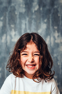 포토 JPG 해외이미지 학생 라이프스타일 여학생 여자 교육 행복 감정 얼굴 어린이 장난 실내 한명 웃음 사람 세로 귀여움 활발 기쁨 자유 표현 입 유머 치아 흥분 긍정 코믹 걸음마 천진난만 카피스페이스 해외202309 해외포토 1 컨셉 모션 표정 내부 생활 신체부위 공백 소화기관 파일형식