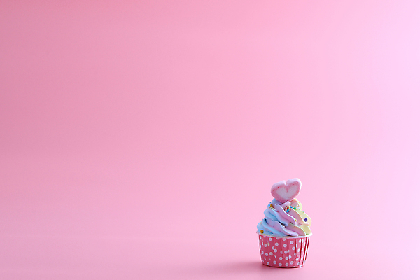 포토 JPG 해외이미지 사람없음 장식 한개 하트 달콤 컵케이크 생크림 마시멜로우 스프링클 카피스페이스 분홍색배경 해외202309 해외포토 모양 1 분홍색 백그라운드 디저트 케이크 공백 맛 크림 파일형식