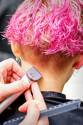 포토 JPG 해외이미지 손 여자 분홍색 한명 상반신 성인 뒷모습 신체부위 머리카락 머리빗 미용실 미용사 머리손질 바리깡 성인여자한명만 해외202309 해외포토 직업 1 뷰포인트 컬러 사람 뷰티 머리 미용용품 뷰티샵 여자한명만 성인여자만 파일형식