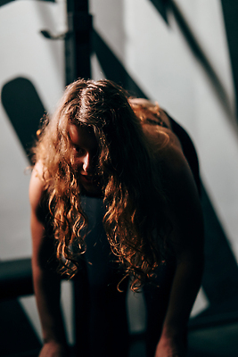 포토 JPG 해외이미지 백인 여자 무기 스포츠 포즈 신체 근육 운동선수 건강 한명 성인 운동복 운동 뷰티 힘 기차 에너지 도전 마음 널 보디빌딩 연습 클럽 체육관 팔 힘찬 해외202309 해외포토 서양인 1 옷 육상교통 컨셉 대중교통 사람 신체부위 헬스 파일형식