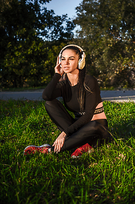 포토 JPG 해외이미지 얼굴 음악 휴식 한명 사람 학습 뷰티 소리 듣기 긍정 스타일 해외202309 해외포토 1 교육 컨셉 모션 문화예술 신체부위 파일형식