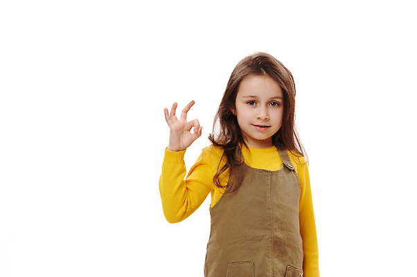 포토 JPG 해외이미지 백인 긴머리 응시 여학생 교육 딸 행복 감정 초등학생 어린이 청소년 한명 사람 손짓 귀여움 유치원 표현 찡그림 신학기 흰배경 걸음마 고립 천진난만 해외202309 해외포토 서양인 1 학생 헤어스타일 시선 여자 백그라운드 컨셉 가족 모션 표정 흰색 파일형식