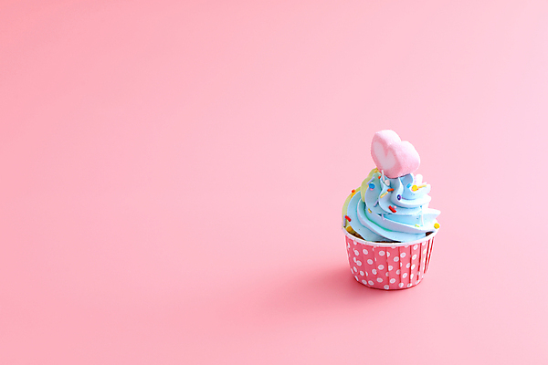 포토 JPG 해외이미지 사람없음 장식 한개 하트 달콤 컵케이크 생크림 마시멜로우 스프링클 카피스페이스 분홍색배경 해외202309 해외포토 모양 1 분홍색 백그라운드 디저트 케이크 공백 맛 크림 파일형식