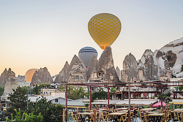 포토 JPG 해외이미지 나무 여행 하늘 사람없음 야외 건물 일몰 열기구 기암괴석 야외테라스 튀르키예 해외202309 해외포토 식물 건축물 아시아 항공교통 노을 발코니 바위_돌 파일형식