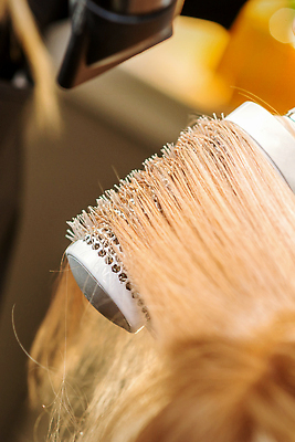 포토 JPG 해외이미지 헤어스타일 신체부위 뷰티 머리빗 우아함 드라이어 미용사 해외202309 해외포토 직업 컨셉 사람 미용용품 파일형식