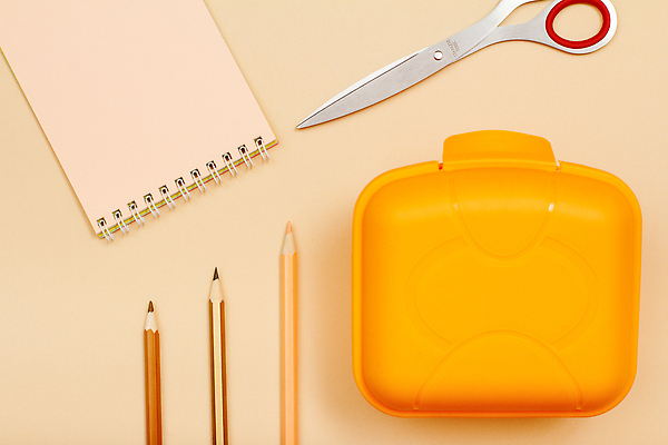 포토 JPG 해외이미지 문구용품 색연필 사람없음 스터디 연필 노란색 주황색 공책 공백 오브젝트 도시락통 파스텔톤 해외202309 해외포토 컬러 학용품 학습 필기구 용기_그릇 파일형식