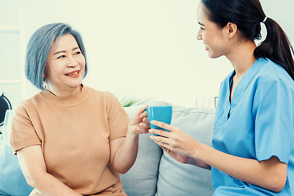 포토 JPG 해외이미지 여자 노년 실내 앉기 동양인 상반신 성인 두명 앞모습 옆모습 치료 컵 실버라이프 건강관리 환자 간호사 간호 주기 간병인 노후건강 돌봄 여자만 돌봄서비스 해외202309 해외포토 직업 라이프스타일 식기 뷰포인트 의학 모션 건강 관리 사람 인종 내부 노후 의료진 서비스 파일형식