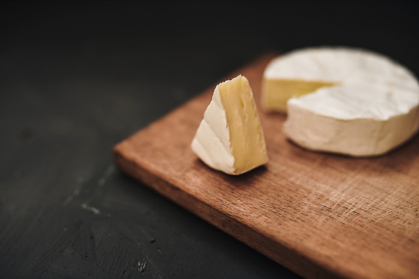 포토 JPG 해외이미지 음식 조각 검은배경 단면 치즈 사람없음 나무도마 까망베르치즈 해외202309 해외포토 백그라운드 유제품 도마 목재 검은색 파일형식