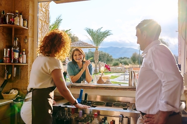 포토 JPG 해외이미지 백인 직업 라이프스타일 여자 남자 행복 커피 음료 컨셉 비즈니스 사업가 가족 호텔 성공 노동자 대화 서기 사람 성인 야외 세명 상점 식당 앞치마 카페 업무 작업 바 종업원 웨이터 계산대 고객 직원 서비스 경영자 바리스타 카페테리아 주인 경영 중소기업 해외202309 해외포토 서양인 감정 회사 관계 모션 숙소 말하기 생활 리더 파일형식