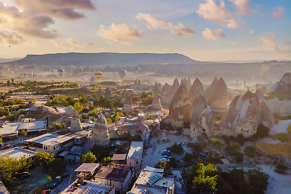 포토 JPG 해외이미지 여행 하늘 사람없음 야외 건물 일몰 로맨틱 열기구 기암괴석 튀르키예 해외202309 해외포토 건축물 아시아 컨셉 항공교통 노을 바위_돌 파일형식