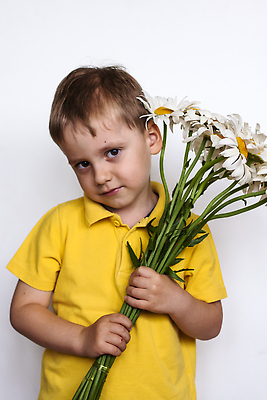 포토 JPG 해외이미지 남자 행복 어린이 꽃다발 한명 들기 소년 상반신 앞모습 노란색 데이지 소년한명만 해외202309 해외포토 1 꽃 감정 뷰포인트 컬러 모션 사람 남자한명만 소년만 파일형식