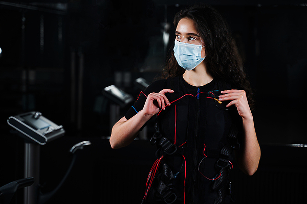 포토 JPG 해외이미지 행복 신체 근육 가면 한명 미소 사람 건물 세로 운동 약 공구 보호 몸무게 만족 흥분 체육관 근육질 전자 업그레이드 표현성 코로나바이러스 해외202309 해외포토 1 건축물 감정 컨셉 의학 표정 건강 도구 바이러스 몸매 파일형식