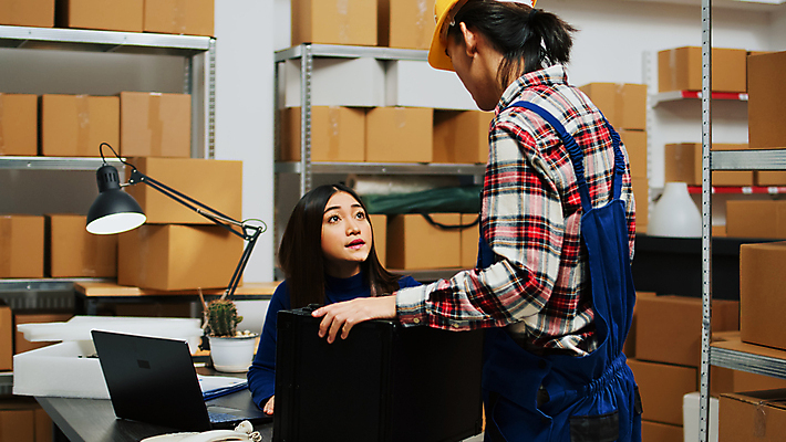 포토 JPG 해외이미지 응시 여자 노동자 실내 동양인 상반신 성인 두명 앞모습 뒷모습 상자 잡기 작업 안전모 물류창고 성인여자만 해외202309 해외포토 직업 시선 뷰포인트 모션 사람 인종 내부 헬멧 안전장비 창고 여자만 성인만 파일형식