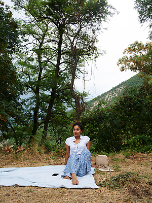 포토 JPG 해외이미지 나무 모델 라이프스타일 웰빙 드레스 행복 여행 요가 자연 휴식 산 갈색머리 한명 사람 동양인 인종 야외 물 스마트폰 뷰티 반사 소풍 갈색 계곡 화목 에너지 마음 정상 피부 순수 상쾌 히스패닉 동쪽 아랍어 잔물결 혼자 해외202309 해외포토 자연요소 식물 1 헤어스타일 옷 감정 물결 컬러 컨셉 생활 신체부위 핸드폰 스마트기기 야외활동 방향 생태계 파일형식