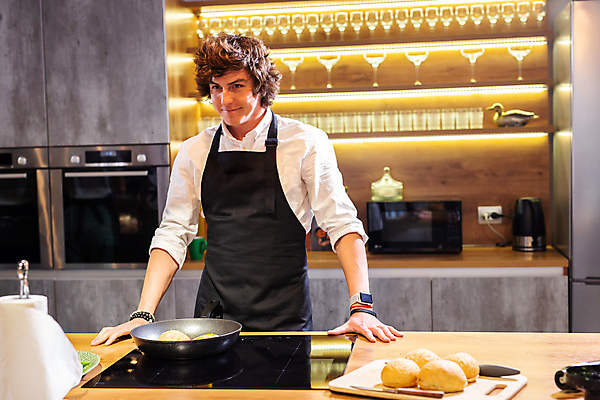 포토 JPG 해외이미지 남자 주방용품 한명 상반신 성인 앞모습 주방 요리중 요리교실 햄버거빵 성인남자한명만 해외202309 해외포토 1 빵 뷰포인트 생활용품 모션 수업 요리 사람 남자한명만 성인남자만 파일형식