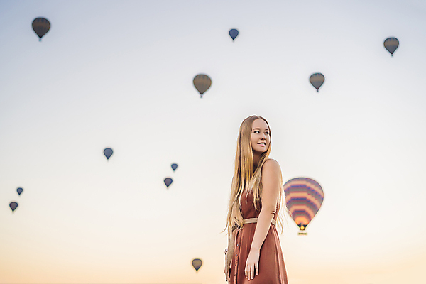 포토 JPG 해외이미지 여자 여행 하늘 한명 풍경 성인 야외 옆모습 일몰 로맨틱 열기구 성인여자한명만 튀르키예 해외202309 해외포토 1 아시아 뷰포인트 컨셉 항공교통 사람 노을 여자한명만 성인여자만 파일형식