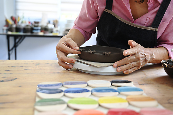 포토 JPG 해외이미지 그릇 여자 한명 상반신 성인 취미 앞치마 도자기 도자기공예 집중 만들기 점토 진흙 수공예 꾸미기 도예가 성인여자한명만 도자기공방 해외202309 해외포토 직업 1 식기 컨셉 모션 사람 공예 여자한명만 성인여자만 파일형식